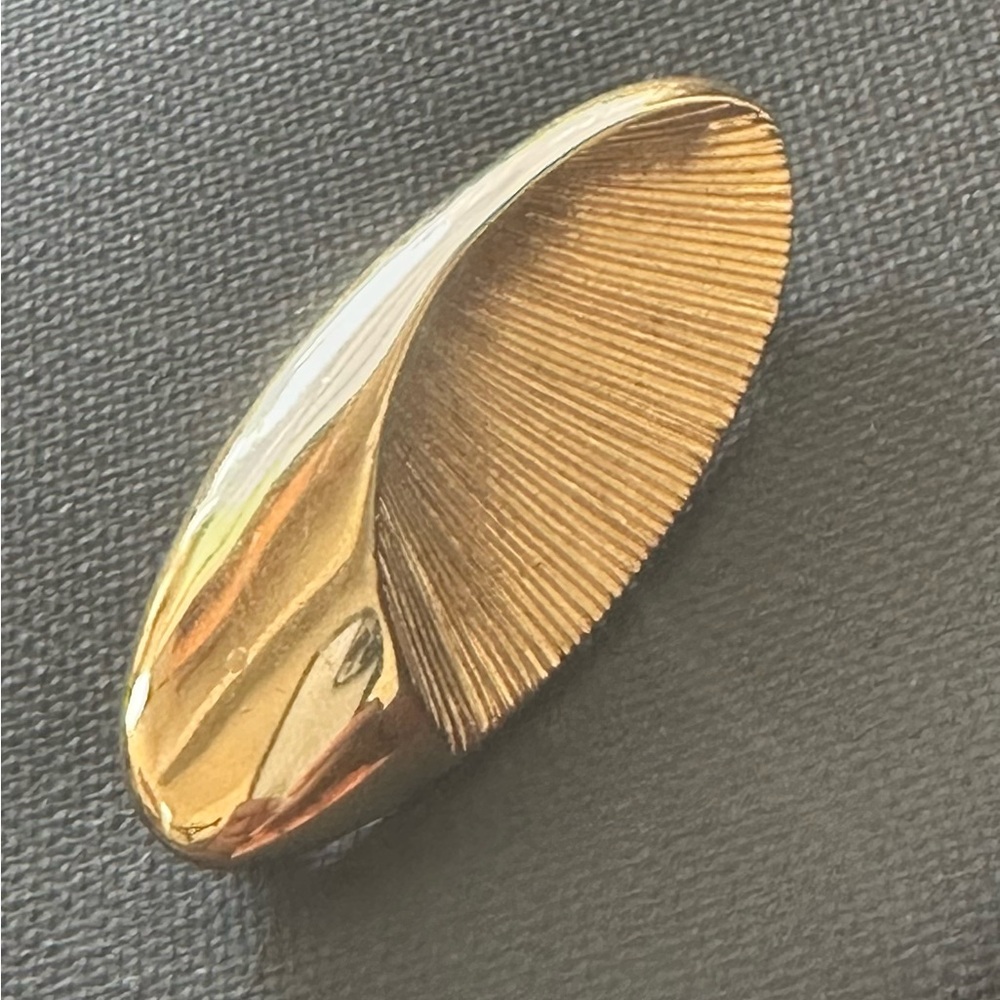 vintage gold-tone leaf brooch - Picture 1 of 3